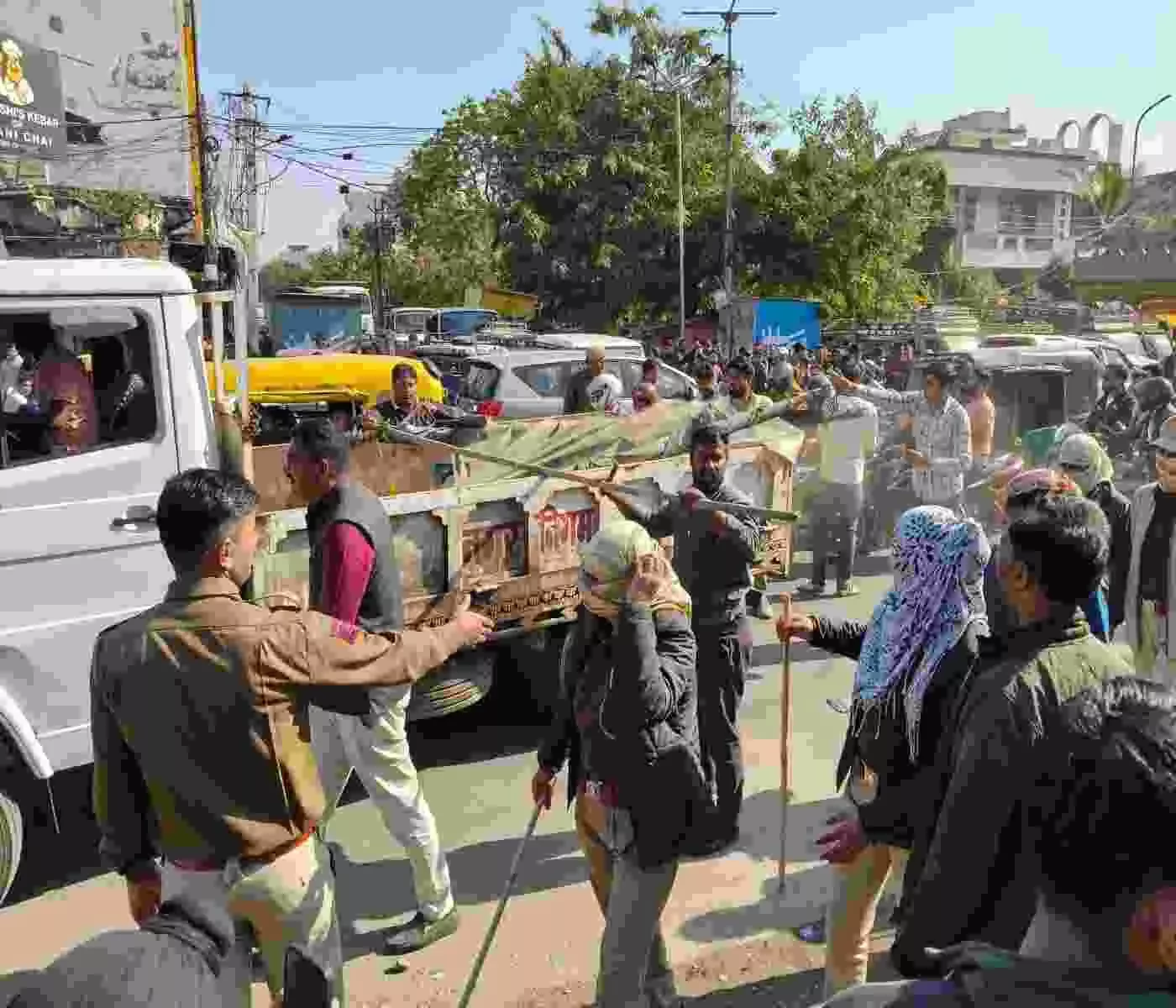 Jaipur Municipal Corporation cracks down on encroachment, seizes 12 container loads of goods, and collects ₹10,700 in carrying charges
