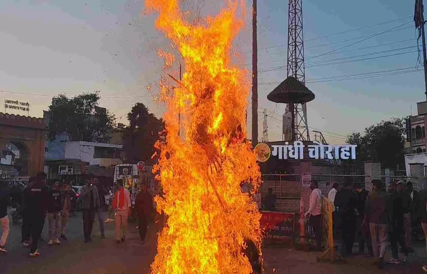 Anti-Bangladesh outrage in Pratapgarh: Hindu organizations demonstrated at Gandhi Square, burning an effigy of Mohammad Yunus. Anti-Bangladesh outrage in Pratapgarh: Hindu organizations demonstrated at Gandhi Square, burning an effigy of Mohammad Yunus.