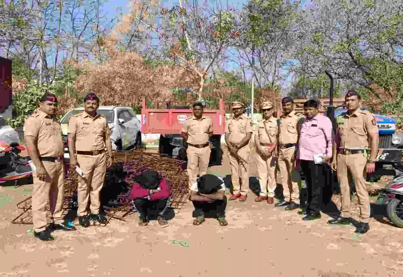 Theft of a tractor trolley and iron grills uncovered, Jalna Taluka police take major action; two accused arrested, goods worth 1.5 lakh recovered Theft of a tractor trolley and iron grills uncovered, Jalna Taluka police take major action; two accused arrested, goods worth 1.5 lakh recovered
