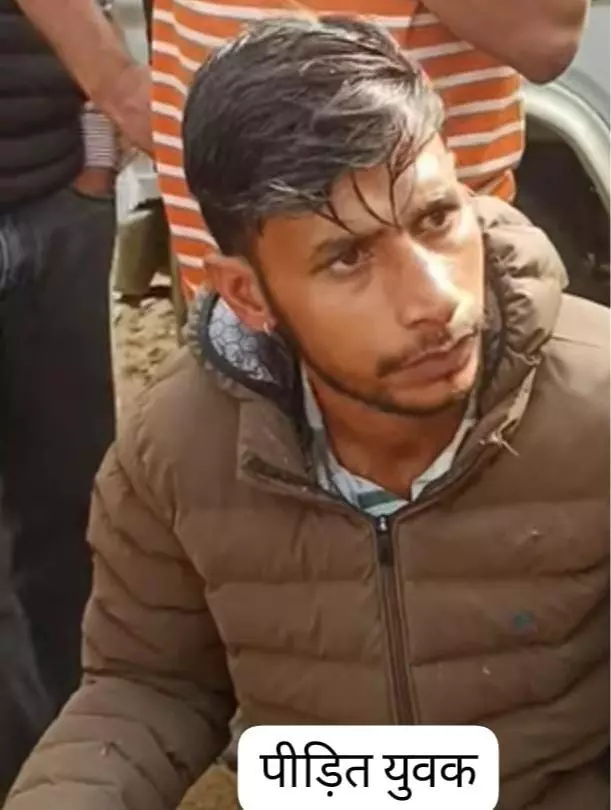 A youth was robbed at the Ardaki bus stand, three unidentified miscreants escaped. A youth was robbed at the Ardaki bus stand, three unidentified miscreants escaped.