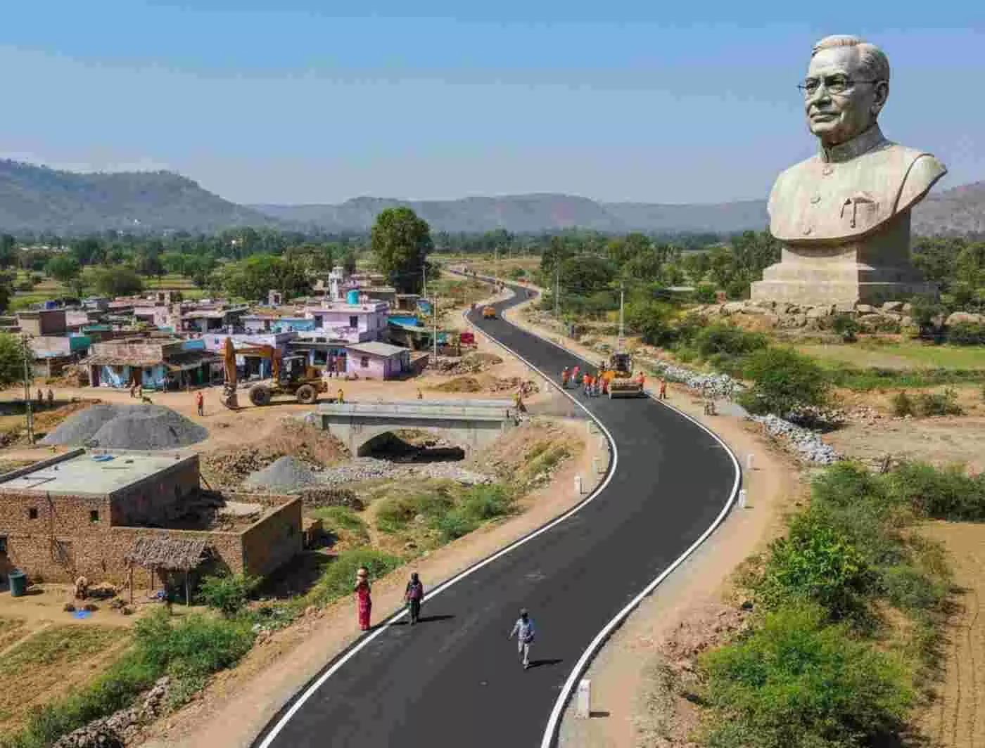 Extensive development work in Bhilwara under Pradhan Mantri Gram Sadak Yojana, 2,615 km of road and 590 habitations connected in 25 years Extensive development work in Bhilwara under Pradhan Mantri Gram Sadak Yojana, 2,615 km of road and 590 habitations connected in 25 years