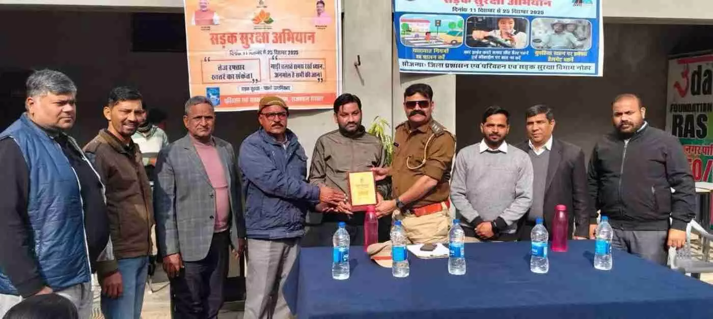 Geetanjali Vidyalaya pledges road safety, children are taught practical rules Geetanjali Vidyalaya pledges road safety, children are taught practical rules