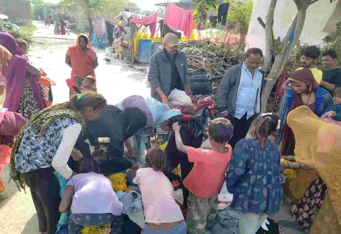 Cold Relief Initiative: Palash and Pravah Youth Groups in Chittorgarh distribute warm clothes to the needy Cold Relief Initiative: Palash and Pravah Youth Groups in Chittorgarh distribute warm clothes to the needy