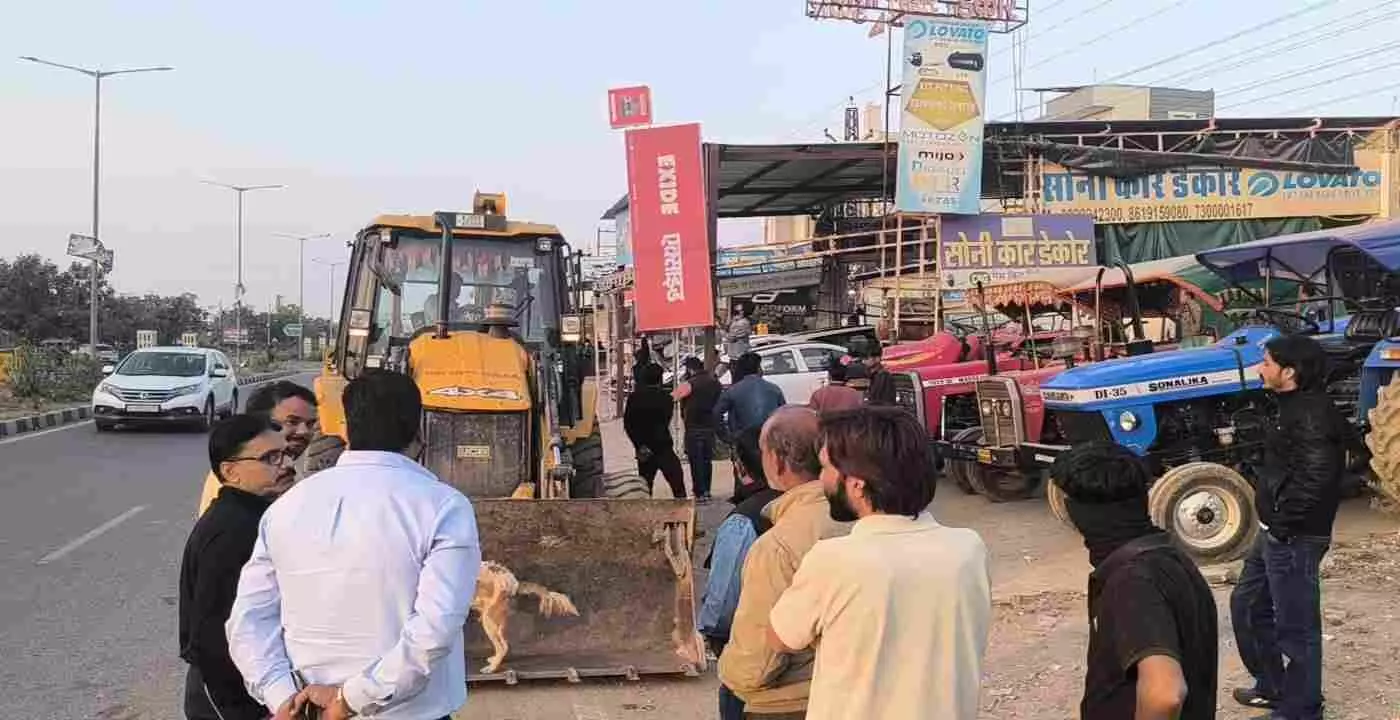Municipal Council bulldozer runs on Nimbahera Road: Strict action against illegal hoardings and permanent encroachments Municipal Council bulldozer runs on Nimbahera Road: Strict action against illegal hoardings and permanent encroachments