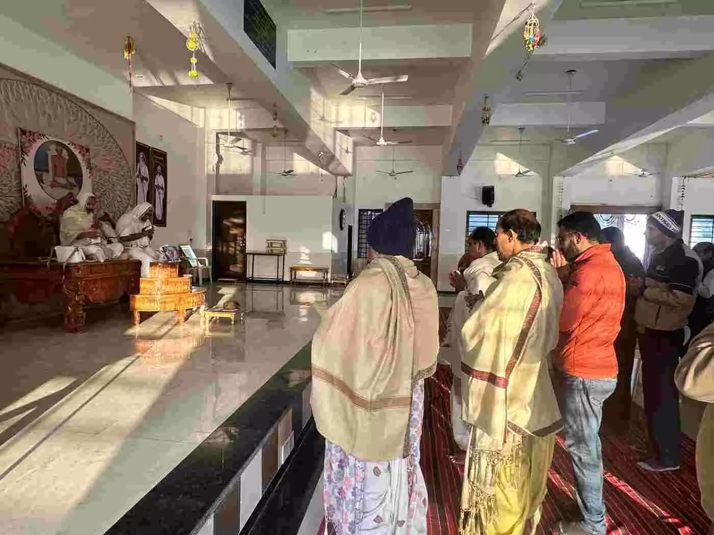 Acharya Shri Muduratna Sagar made a grand entry into Dungarpur Acharya Shri Muduratna Sagar made a grand entry into Dungarpur