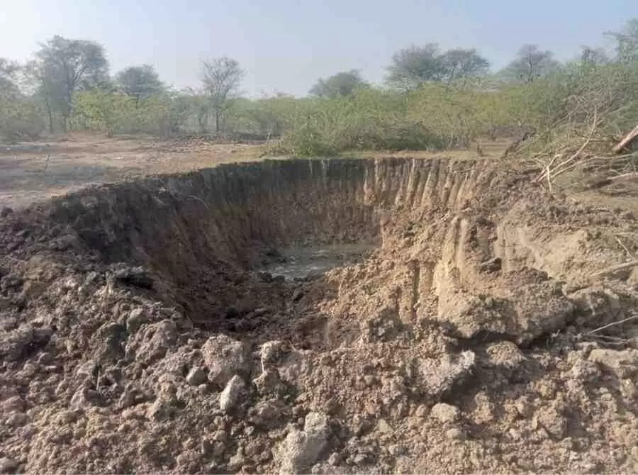 Illegal soil extraction from Hemsagar and Nathela ponds: Villagers accuse road contractor, suspect administrative complicity Illegal soil extraction from Hemsagar and Nathela ponds: Villagers accuse road contractor, suspect administrative complicity