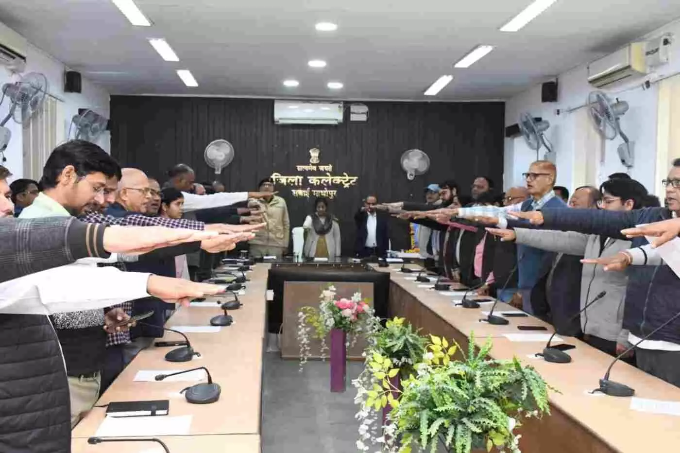 सुशासन दिवस: अधिकारियों ने अटल बिहारी वाजपेयी को श्रद्धांजलि अर्पित कर लिया सुशासन की शपथ सुशासन दिवस: अधिकारियों ने अटल बिहारी वाजपेयी को श्रद्धांजलि अर्पित कर लिया सुशासन की शपथ