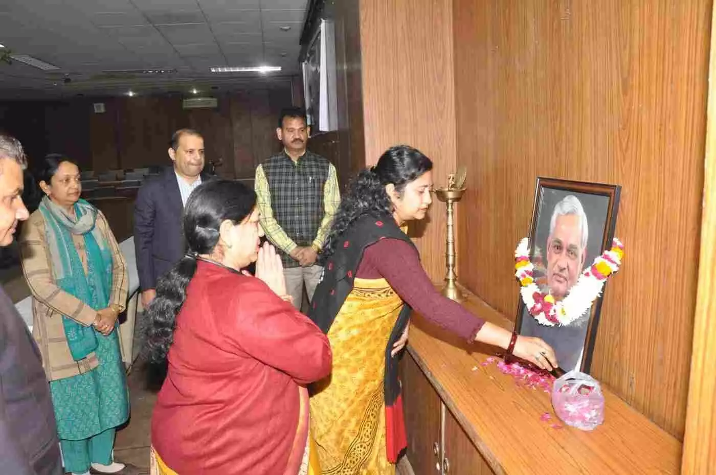 नेहरू सहकार भवन में मनाया गया सुशासन दिवस, अधिकारियों-कर्मचारियों ने ली सुशासन की शपथ