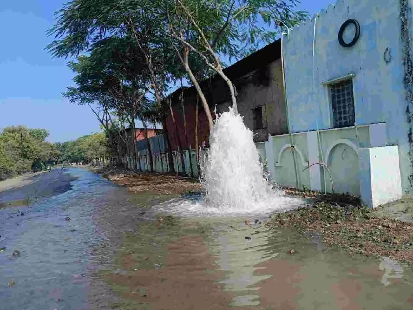 Thousands of liters of water wasted from a broken pipeline on the Sunel bypass