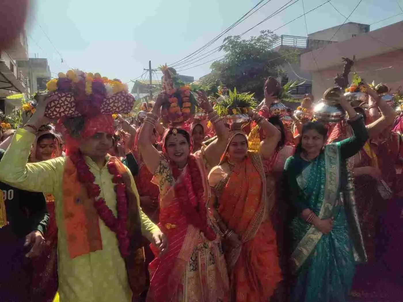 भव्य कलश यात्रा के साथ सात दिवसीय श्रीमद्भागवत कथा का विधिवत शुभारंभ भव्य कलश यात्रा के साथ सात दिवसीय श्रीमद्भागवत कथा का विधिवत शुभारंभ