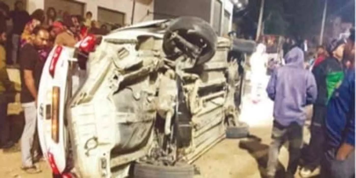 गुरलां में डिवाइडर से टकराकर पलटी कार गुरलां में डिवाइडर से टकराकर पलटी कार
