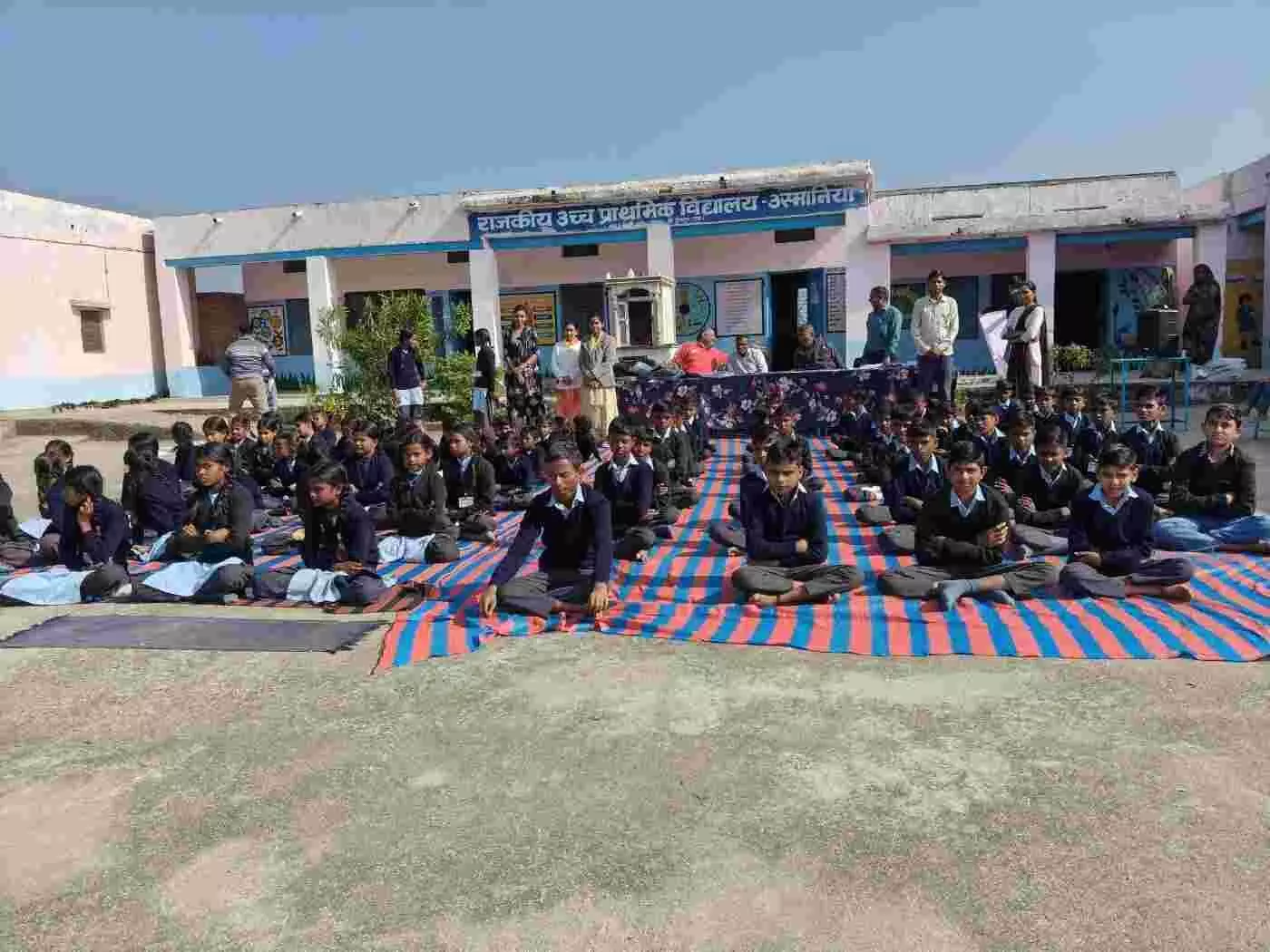 एक ही दिन में आसपुर क्षेत्र के सात विद्यालयों में स्वेटर व कंबल वितरण एक ही दिन में आसपुर क्षेत्र के सात विद्यालयों में स्वेटर व कंबल वितरण