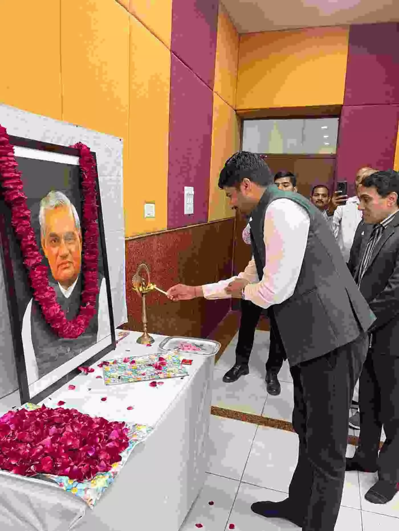 जयपुर के अधिकारियों-कर्मचारियों ने अटल जी को श्रद्धांजलि अर्पित कर ली सुशासन की शपथ