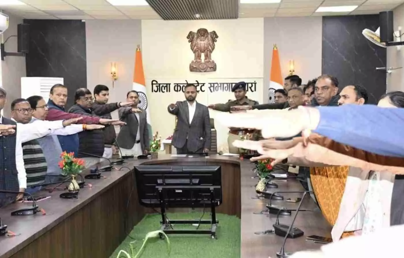 मुख्यमंत्री ने अधिकारी-कर्मचारियों से दिलवाई सुशासन की शपथ मुख्यमंत्री ने अधिकारी-कर्मचारियों से दिलवाई सुशासन की शपथ