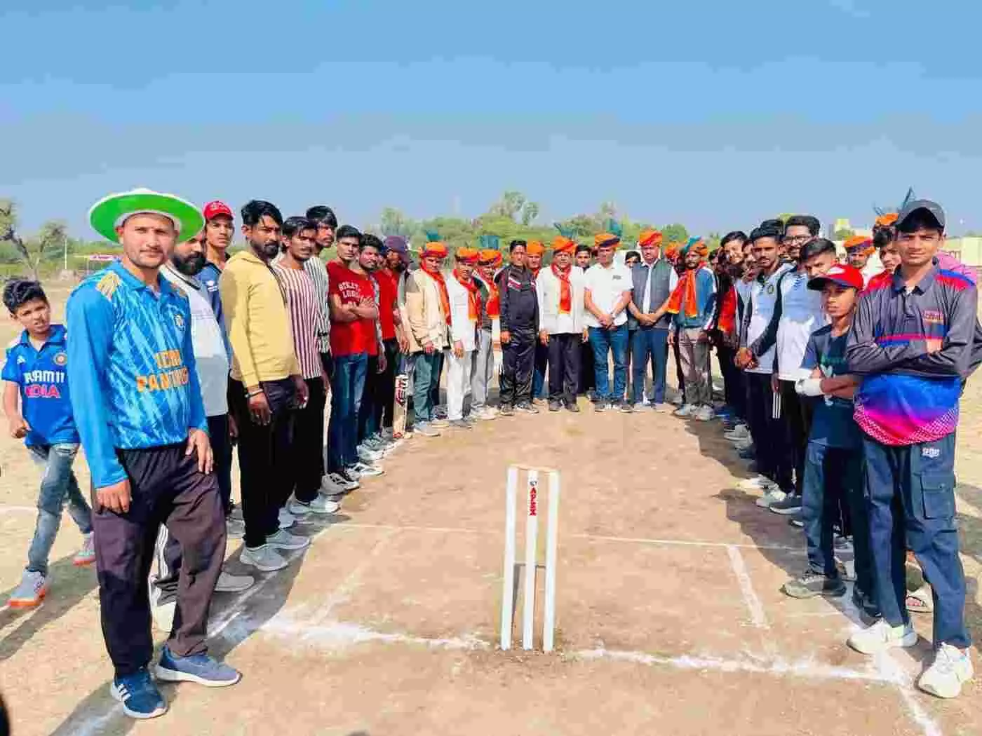 चिकारड़ा बस स्टैंड पर बेतरतीब पार्किंग से घंटों जाम, तीन एंबुलेंस फंसीं, चिकारड़ा बस स्टैंड पर बेतरतीब पार्किंग से घंटों जाम, तीन एंबुलेंस फंसीं,