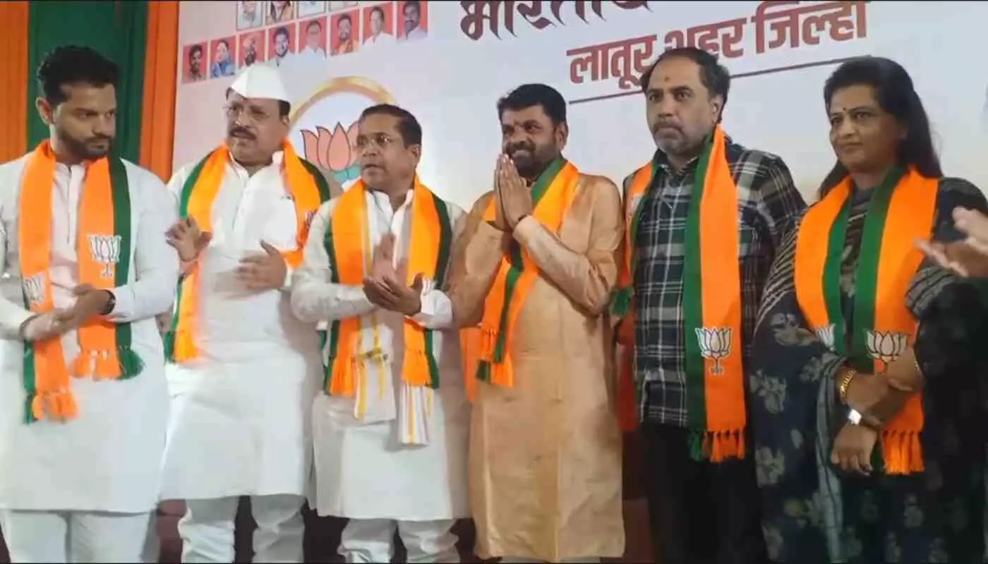लातूर में कांग्रेस को फिर बड़ा झटका, ‘हाथ’ छोड़ ‘कमल’ थामा: पूर्व नगरसेवक रविशंकर जाधव समेत कई नेताओं ने विधायक रमेश अप्पा कराड की मौजूदगी में भाजपा जॉइन की लातूर में कांग्रेस को फिर बड़ा झटका, ‘हाथ’ छोड़ ‘कमल’ थामा: पूर्व नगरसेवक रविशंकर जाधव समेत कई नेताओं ने विधायक रमेश अप्पा कराड की मौजूदगी में भाजपा जॉइन की