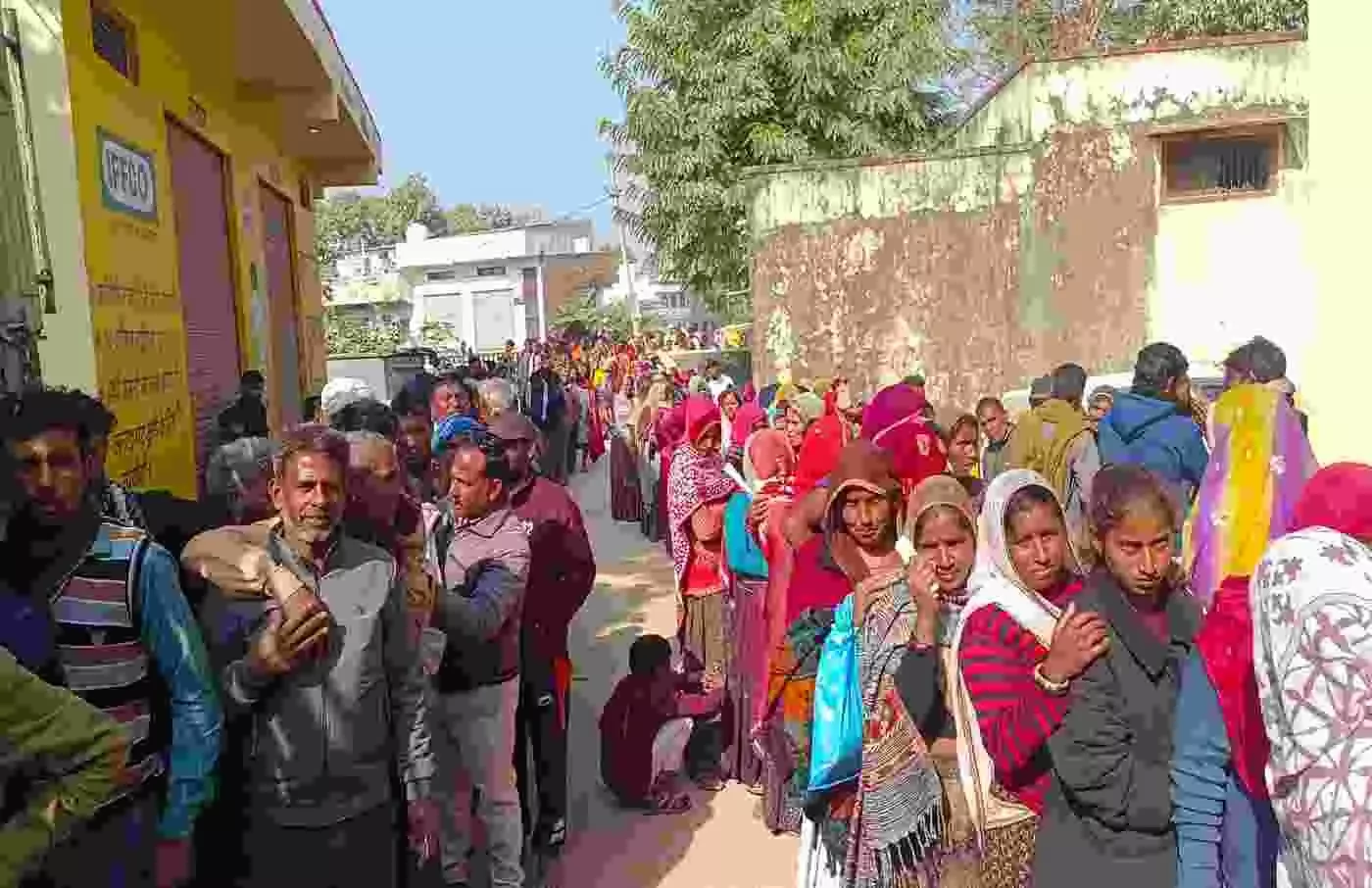 डूंगला में यूरिया खाद के लिए जद्दोजहद: कड़ाके की ठंड में सुबह से लाइनों में खड़े किसान, नैनो यूरिया थोपे जाने का आरोप डूंगला में यूरिया खाद के लिए जद्दोजहद: कड़ाके की ठंड में सुबह से लाइनों में खड़े किसान, नैनो यूरिया थोपे जाने का आरोप