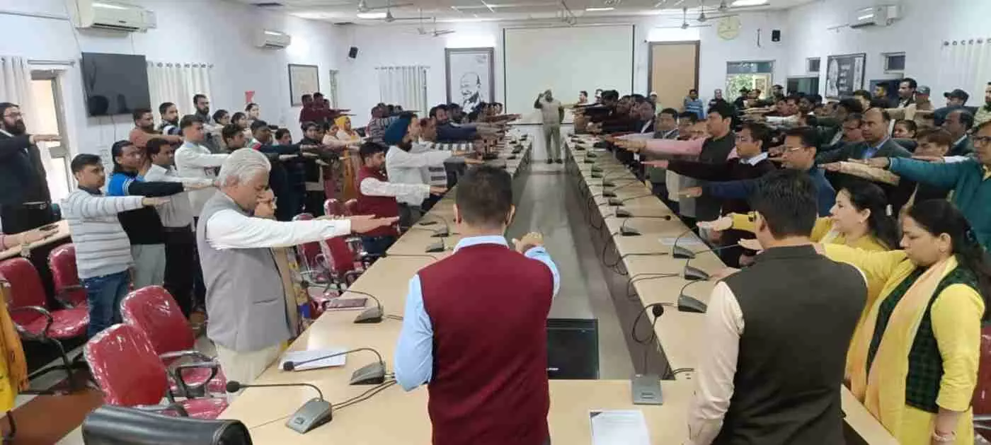 भीलवाड़ा में अधिकारियों-कर्मचारियों ने ली सुशासन की शपथ, भीलवाड़ा में अधिकारियों-कर्मचारियों ने ली सुशासन की शपथ,