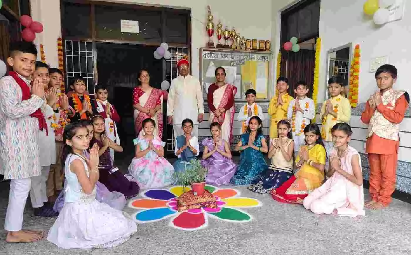 तुलसी दिवस पर वेदप्रिया विद्यापीठ में आयोजित हुआ भव्य तुलसी पूजन कार्यक्रम तुलसी दिवस पर वेदप्रिया विद्यापीठ में आयोजित हुआ भव्य तुलसी पूजन कार्यक्रम