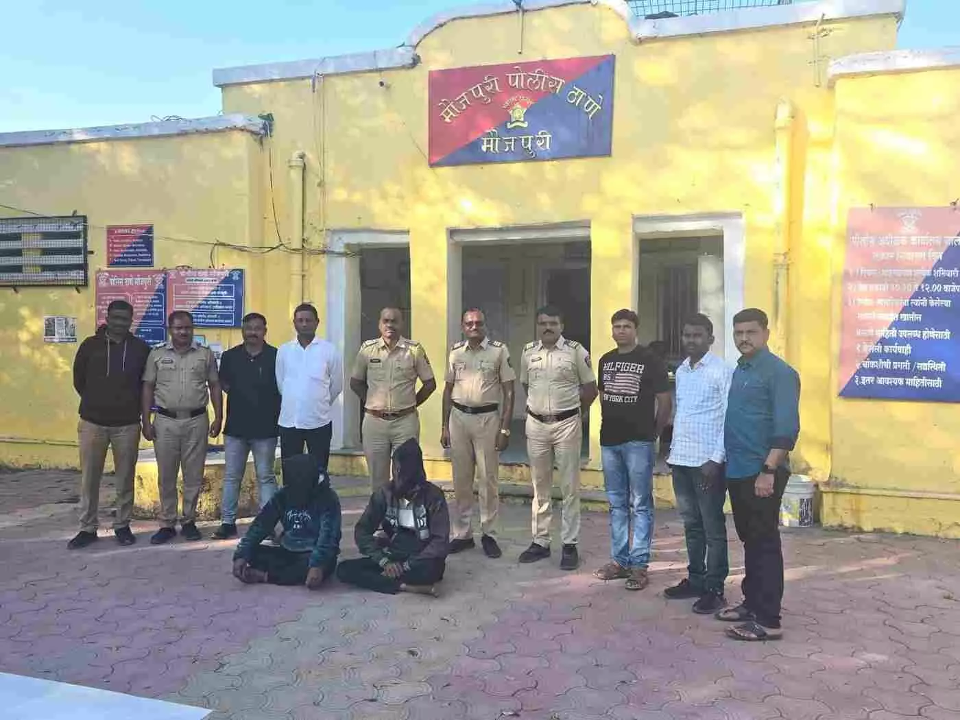 जालना-मंठा महामार्ग पर हॉटेल साईच्छा में पुलिस की धाड़, जालना-मंठा महामार्ग पर हॉटेल साईच्छा में पुलिस की धाड़,