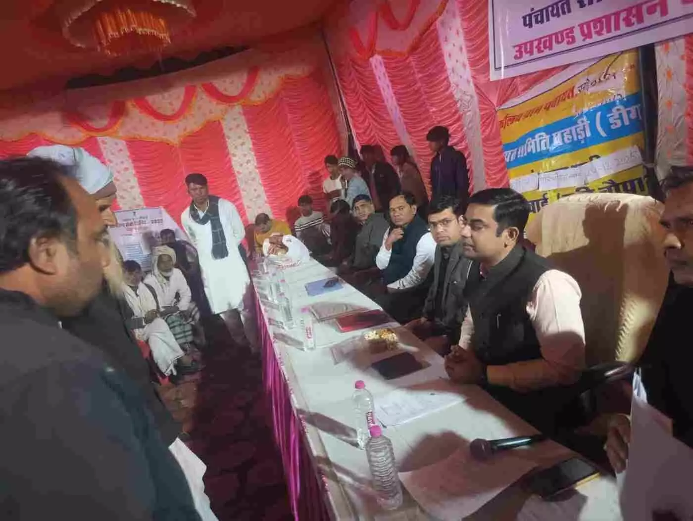 सुशासन की ‘रात्रि चौपाल’ में प्रशासन आमजन के बीच सुशासन की ‘रात्रि चौपाल’ में प्रशासन आमजन के बीच