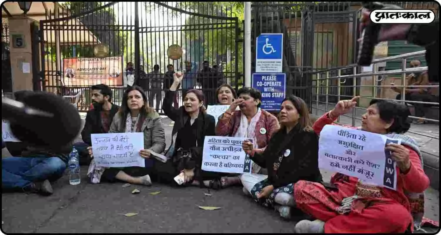 उन्नाव रेप मामले में भड़की जनता ; कोर्ट के फैसले के खिलाफ दिल्ली में जोरदार धरना जारी