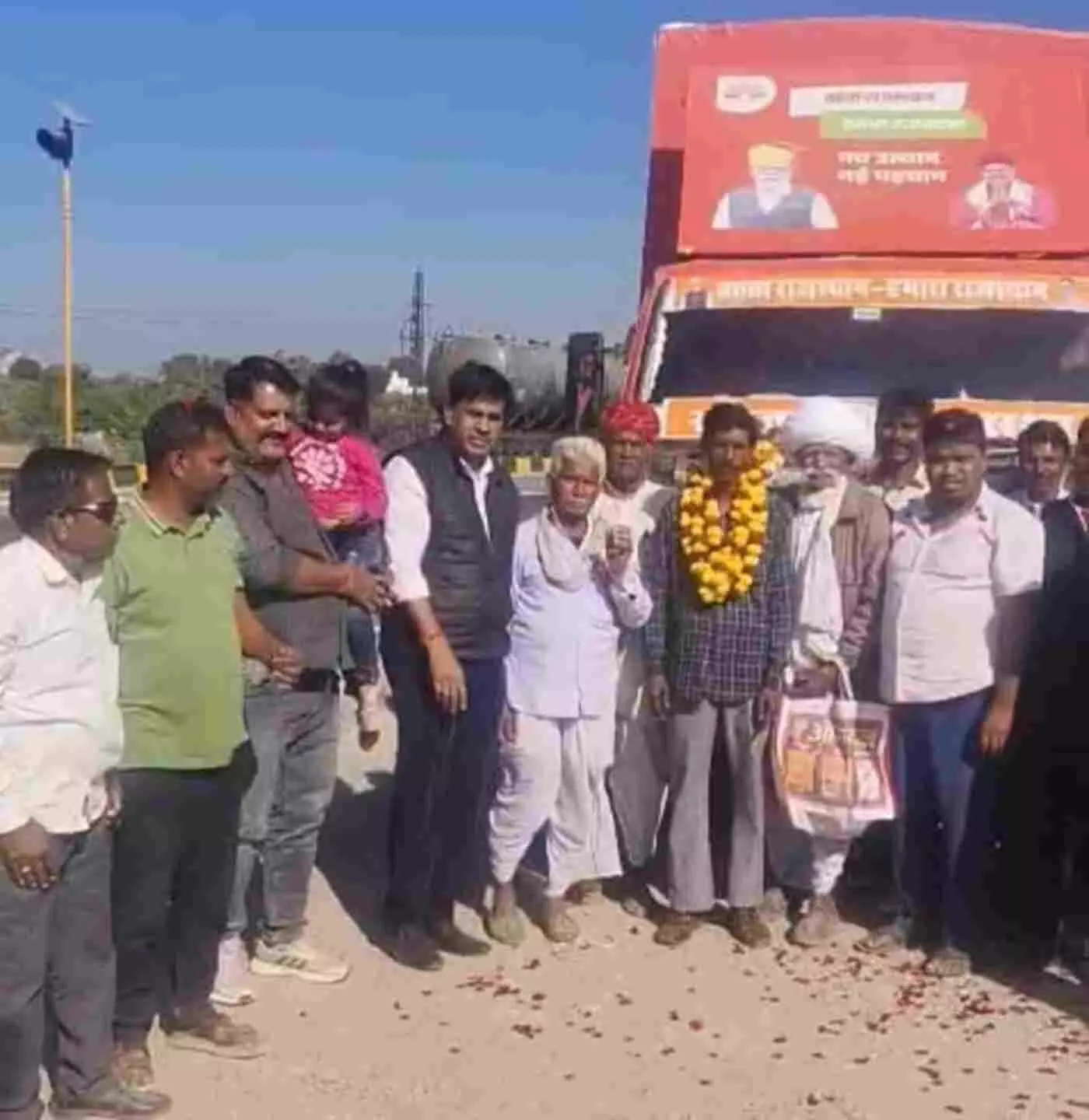 रायपुर मारवाड़ में विकास रथ यात्रा का भव्य स्वागत, ग्रामीणों ने पुष्प वर्षा कर किया अभिनंदन रायपुर मारवाड़ में विकास रथ यात्रा का भव्य स्वागत, ग्रामीणों ने पुष्प वर्षा कर किया अभिनंदन