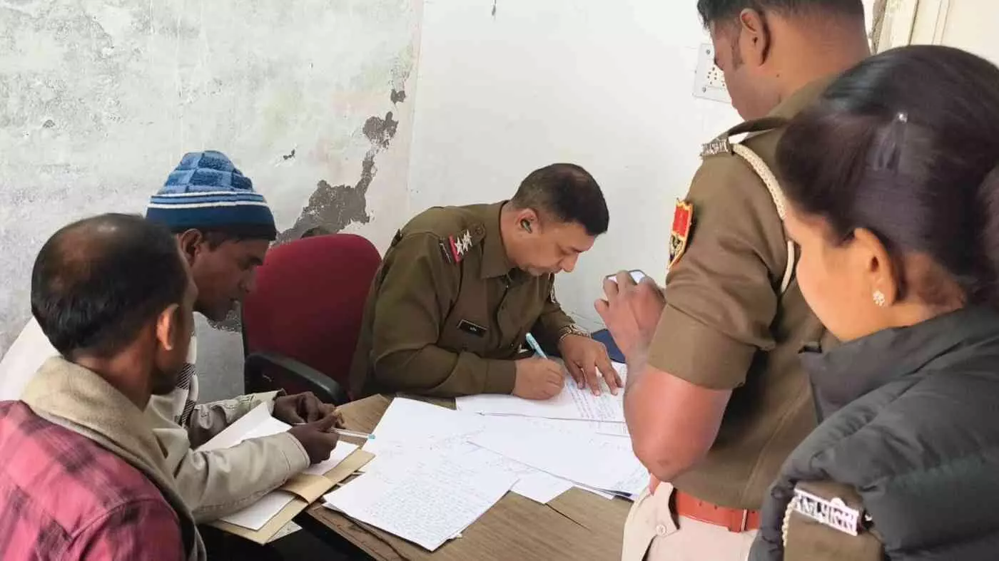 वीरपुर गांव में युवक का शव पेड़ से लटका मिला, पुलिस जांच में जुटी वीरपुर गांव में युवक का शव पेड़ से लटका मिला, पुलिस जांच में जुटी