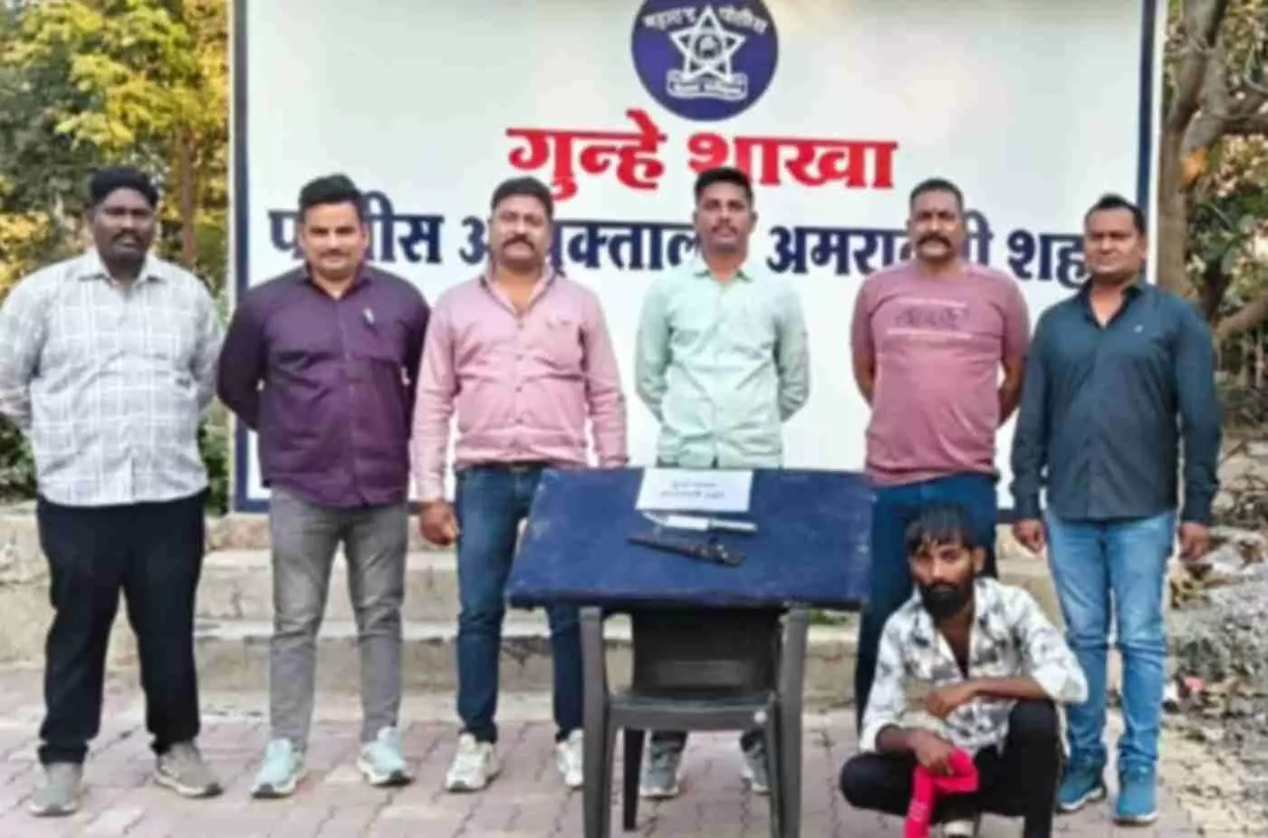 पुलिस हिरासत में निर्वासित युवक रोहित वसंतराव कोरटकर हाथ में चाकू लेकर आतंक फैला रहा था। पुलिस हिरासत में निर्वासित युवक रोहित वसंतराव कोरटकर हाथ में चाकू लेकर आतंक फैला रहा था।