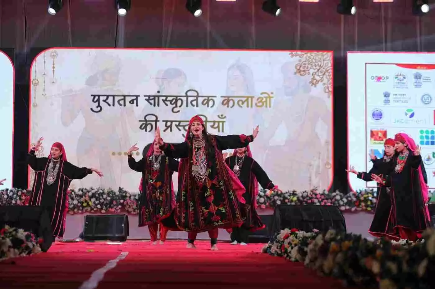 चित्तौड़गढ़: लोक रंगों और स्वदेशी चेतना से सराबोर हुआ राष्ट्रीय स्वदेशी महोत्सव चित्तौड़गढ़: लोक रंगों और स्वदेशी चेतना से सराबोर हुआ राष्ट्रीय स्वदेशी महोत्सव