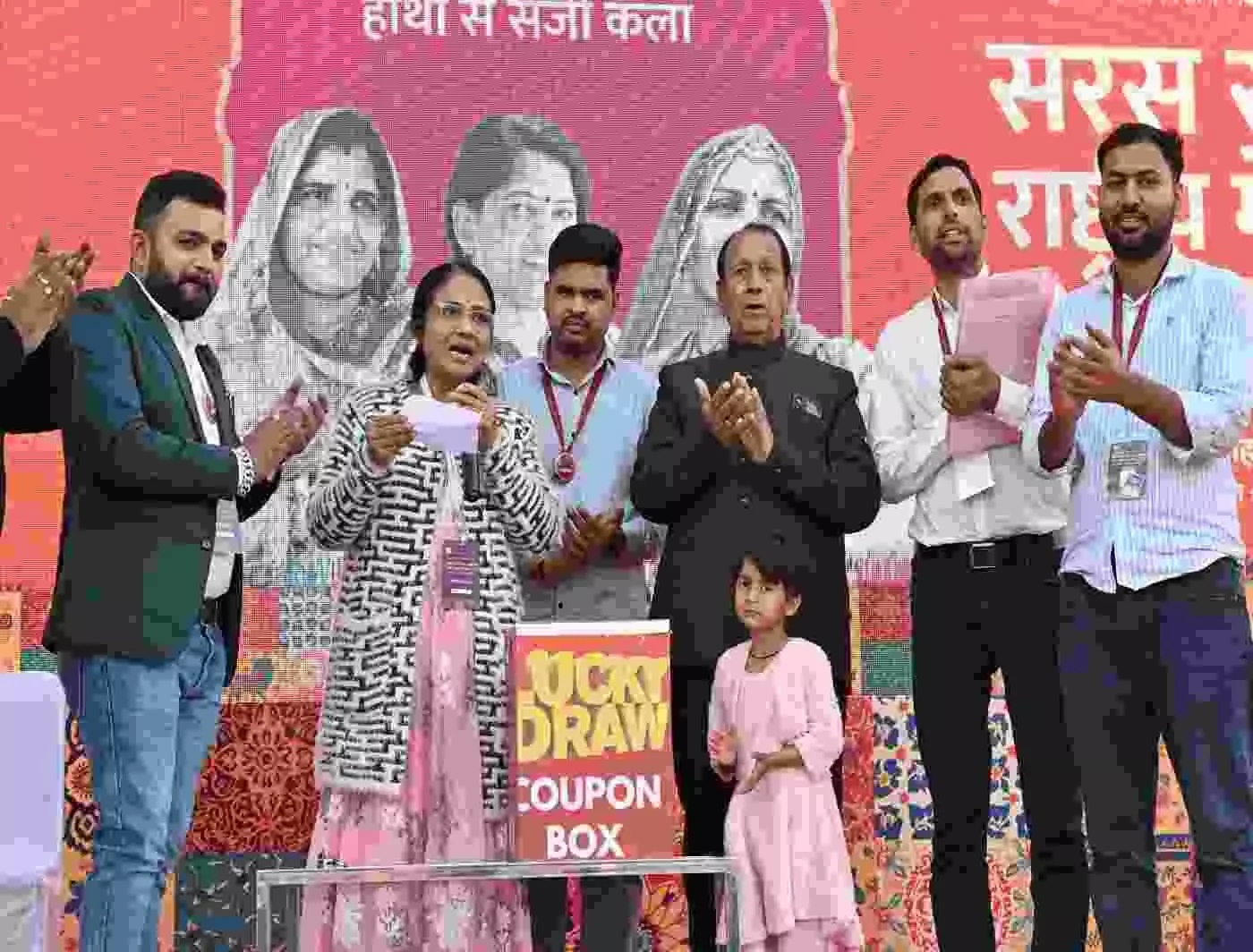 जयपुर: सरस राजसखी राष्ट्रीय मेला 2025 में लकी ड्रॉ का रोमांच, रोज़ाना खरीदार जीत रहे हैं ₹50,000 तक के उपहार जयपुर: सरस राजसखी राष्ट्रीय मेला 2025 में लकी ड्रॉ का रोमांच, रोज़ाना खरीदार जीत रहे हैं ₹50,000 तक के उपहार