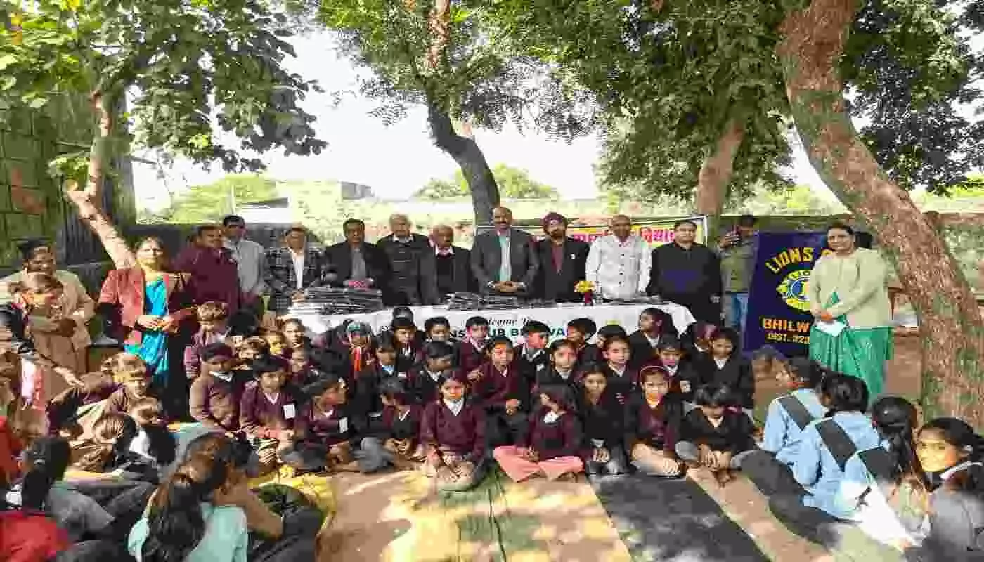 भीलवाड़ा में सर्दी के प्रकोप के बीच लायंस क्लब ने जरूरतमंद विद्यार्थियों को वितरित किए 208 स्वेटर भीलवाड़ा में सर्दी के प्रकोप के बीच लायंस क्लब ने जरूरतमंद विद्यार्थियों को वितरित किए 208 स्वेटर