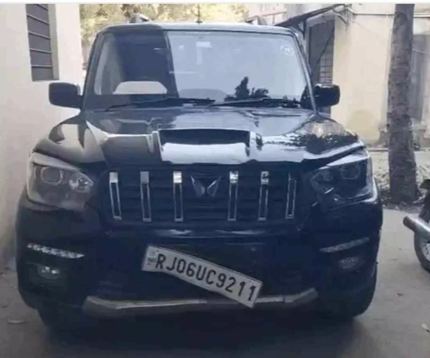 तेज रफ्तार स्कॉर्पियो ने 17 वर्षीय किशोर को कुचला तेज रफ्तार स्कॉर्पियो ने 17 वर्षीय किशोर को कुचला