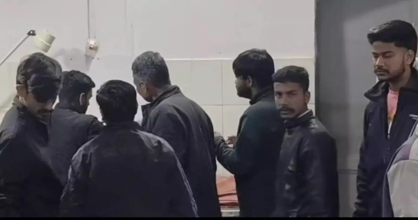 गोगुंदा में चाकूबाजी की घटना: दो युवक घायल, संगठनों ने किया सड़क पर प्रदर्शन