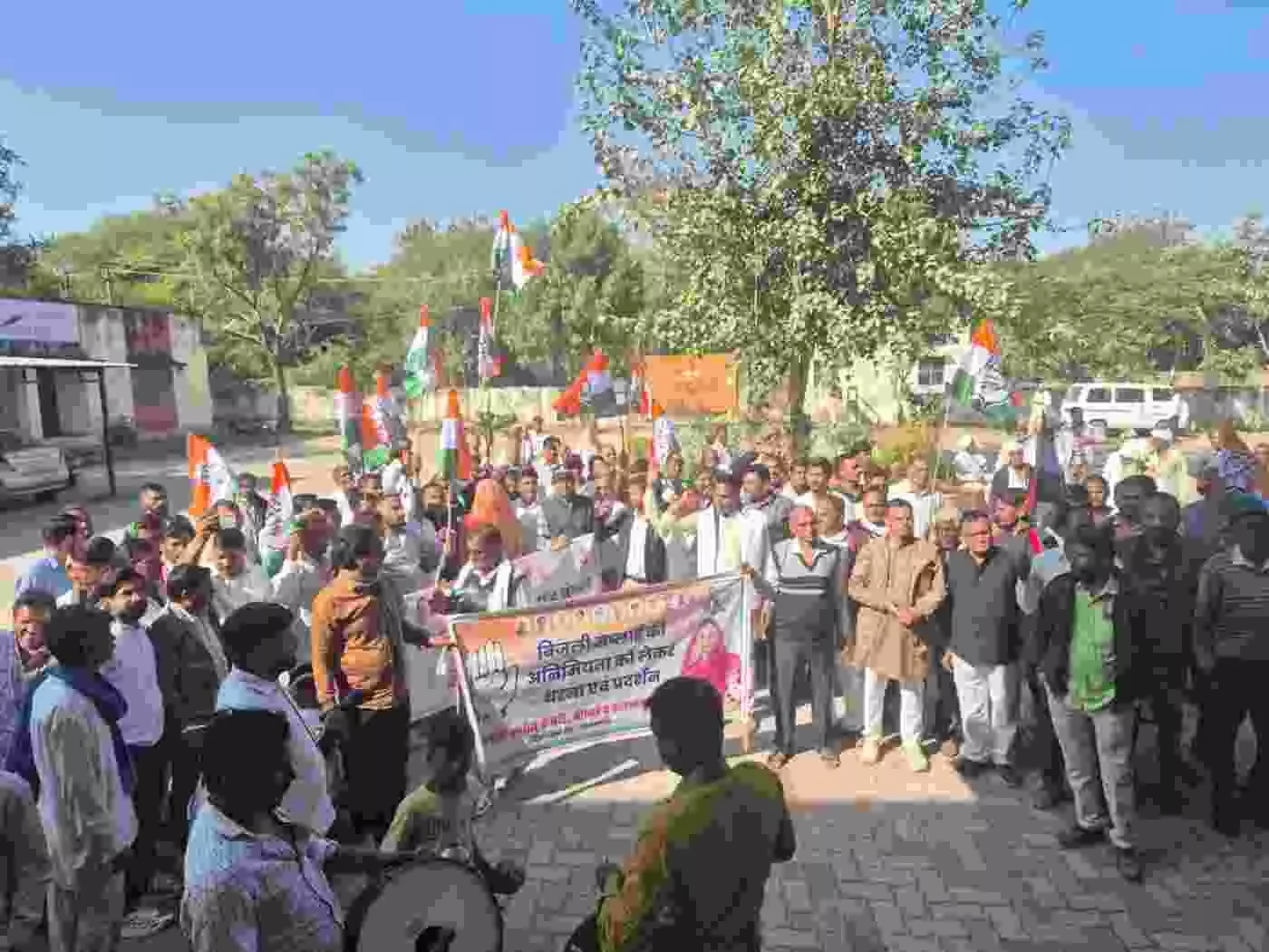 खेरोदा में कांग्रेस का जोरदार प्रदर्शन: खाद और बिजली संकट को लेकर पूर्व विधायक प्रीति गजेंद्र सिंह शक्तावत ने सरकार को चेतावनी दी
