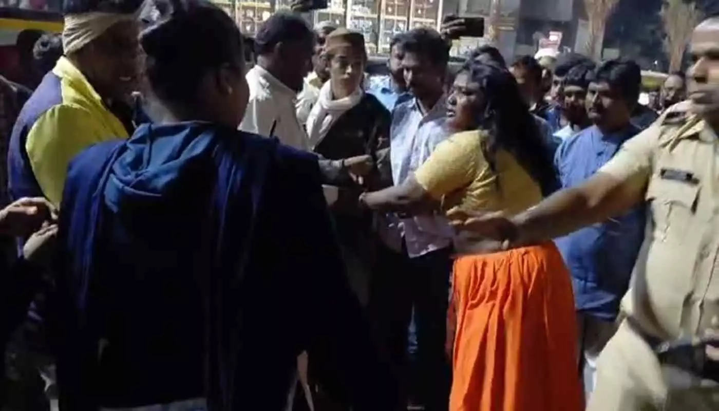 लातूर: उदगीर–भालकी एसटी बस में महिला का बेकाबू हंगामा, मारपीट और कपड़े उतारने से यात्रियों में दहशत लातूर: उदगीर–भालकी एसटी बस में महिला का बेकाबू हंगामा, मारपीट और कपड़े उतारने से यात्रियों में दहशत