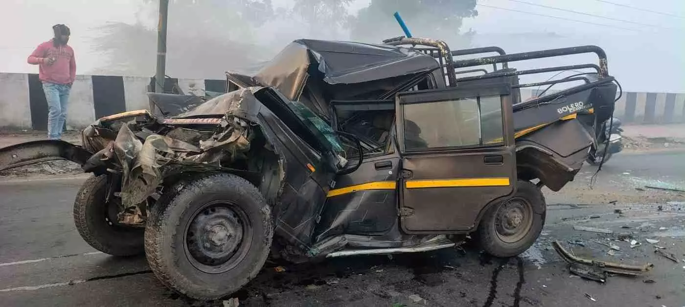 भीलवाड़ा में कोहरे का कहर: मांडल रेलवे ब्रिज पर बिजली विभाग की बोलेरो दो ट्रकों के बीच फंसी, बड़ा हादसा टला भीलवाड़ा में कोहरे का कहर: मांडल रेलवे ब्रिज पर बिजली विभाग की बोलेरो दो ट्रकों के बीच फंसी, बड़ा हादसा टला