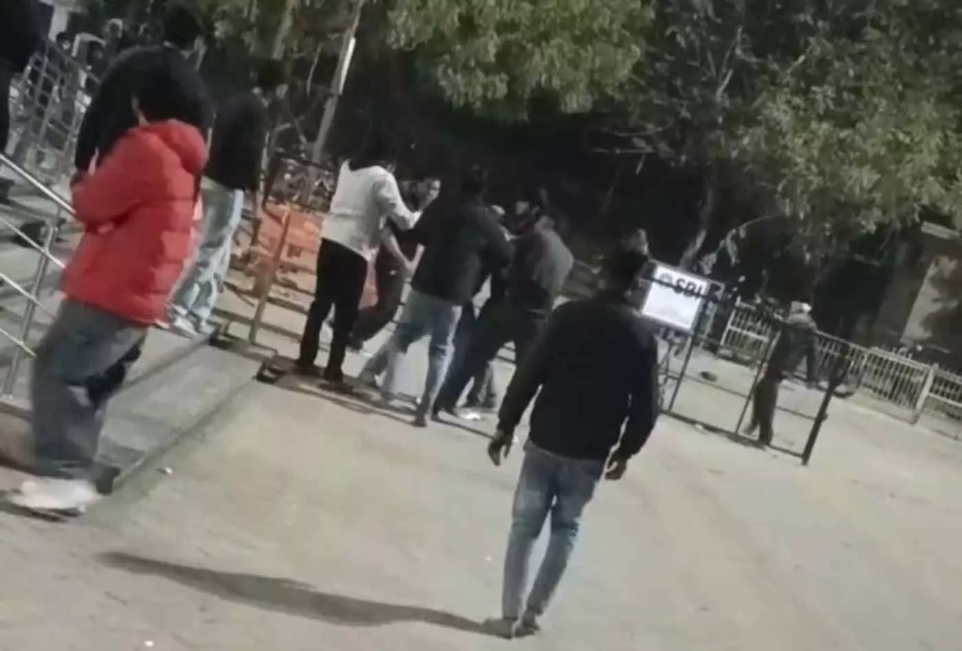 भीलवाड़ा: मेडिकल कॉलेज के छात्रों में विवाद के बाद अस्पताल परिसर में मारपीट, तीन युवक गिरफ्तार भीलवाड़ा: मेडिकल कॉलेज के छात्रों में विवाद के बाद अस्पताल परिसर में मारपीट, तीन युवक गिरफ्तार
