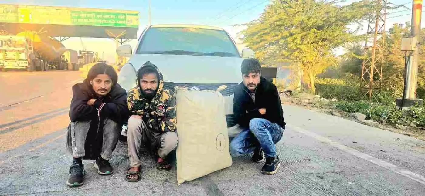 चित्तौड़गढ़ में एएनटीएफ–पुलिस की बड़ी कार्रवाई: कार से 15 किलो 300 ग्राम अवैध गांजा बरामद, तीन तस्कर गिरफ्तार चित्तौड़गढ़ में एएनटीएफ–पुलिस की बड़ी कार्रवाई: कार से 15 किलो 300 ग्राम अवैध गांजा बरामद, तीन तस्कर गिरफ्तार