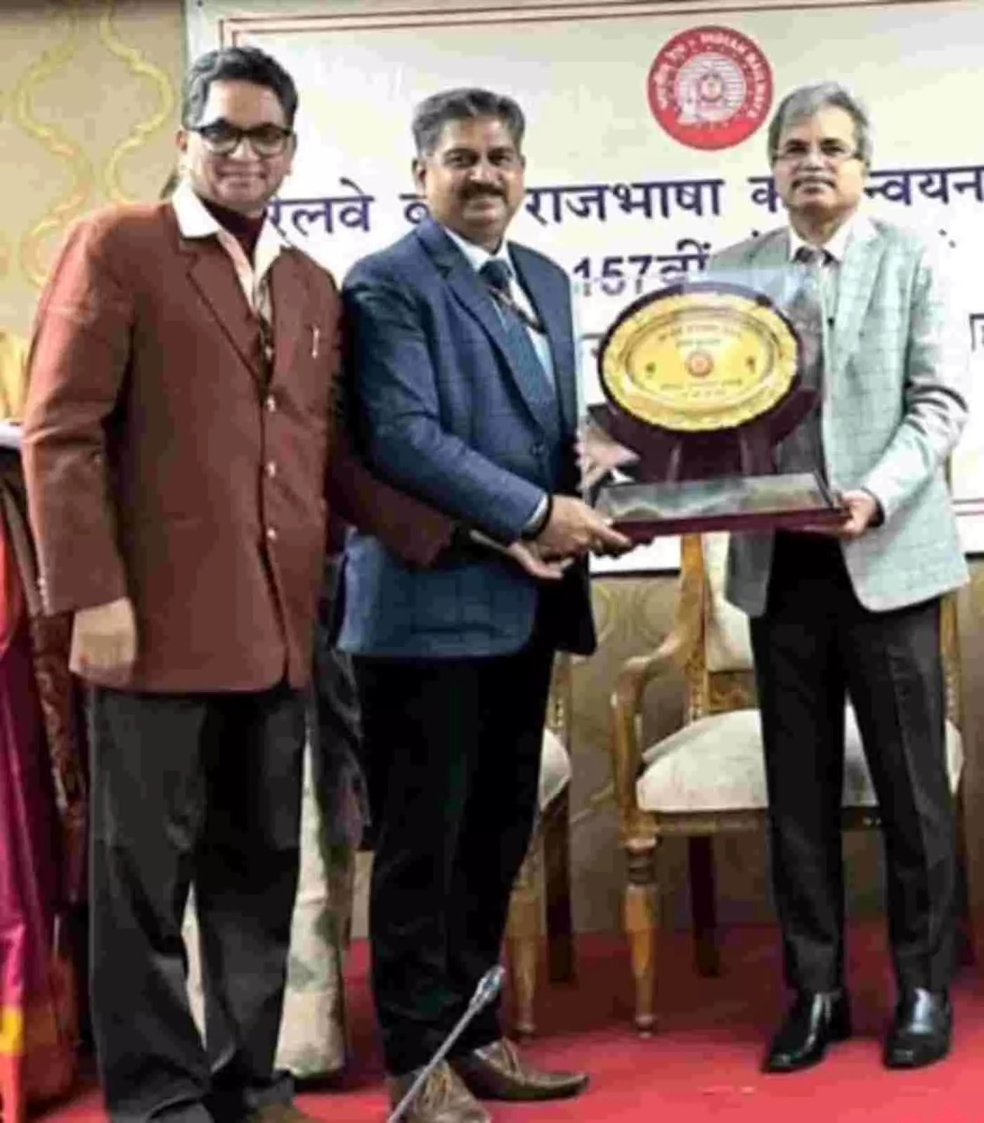 बनारस में बरेका को रेल मंत्री राजभाषा शील्ड से नवाजा गया बनारस में बरेका को रेल मंत्री राजभाषा शील्ड से नवाजा गया