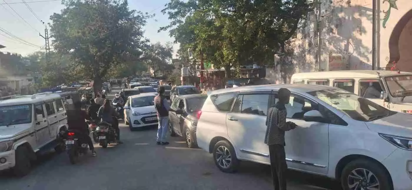 चित्तौड़गढ़: ऐतिहासिक किले को देखने के लिए पर्यटकों की भारी भीड़ उमड़ रही है, लेकिन यातायात जाम से मुश्किलें और बढ़ रही हैं, चित्तौड़गढ़: ऐतिहासिक किले को देखने के लिए पर्यटकों की भारी भीड़ उमड़ रही है, लेकिन यातायात जाम से मुश्किलें और बढ़ रही हैं,