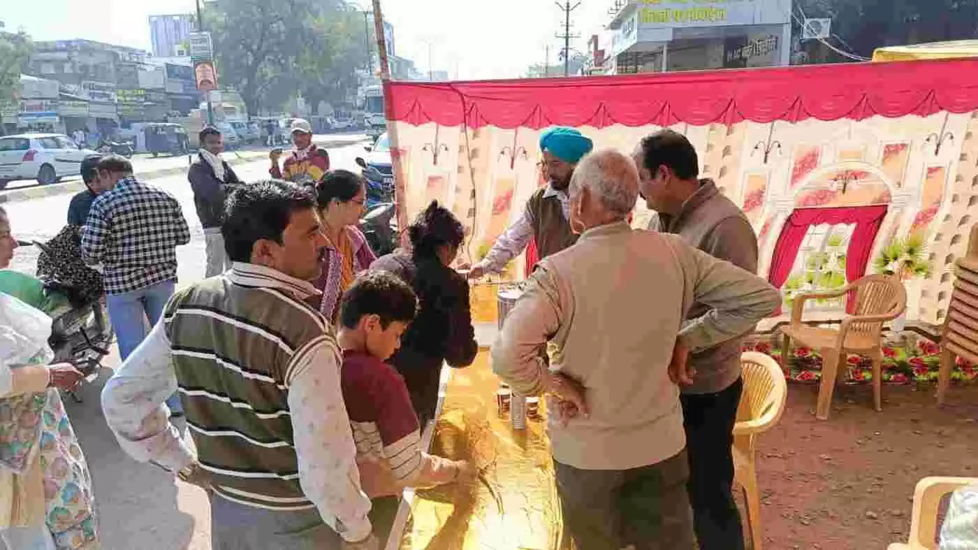 चित्तौड़गढ़ में शीतलहर के बीच लायंस क्लब की पहल, आयुर्वेदिक काढ़े का निशुल्क वितरण चित्तौड़गढ़ में शीतलहर के बीच लायंस क्लब की पहल, आयुर्वेदिक काढ़े का निशुल्क वितरण