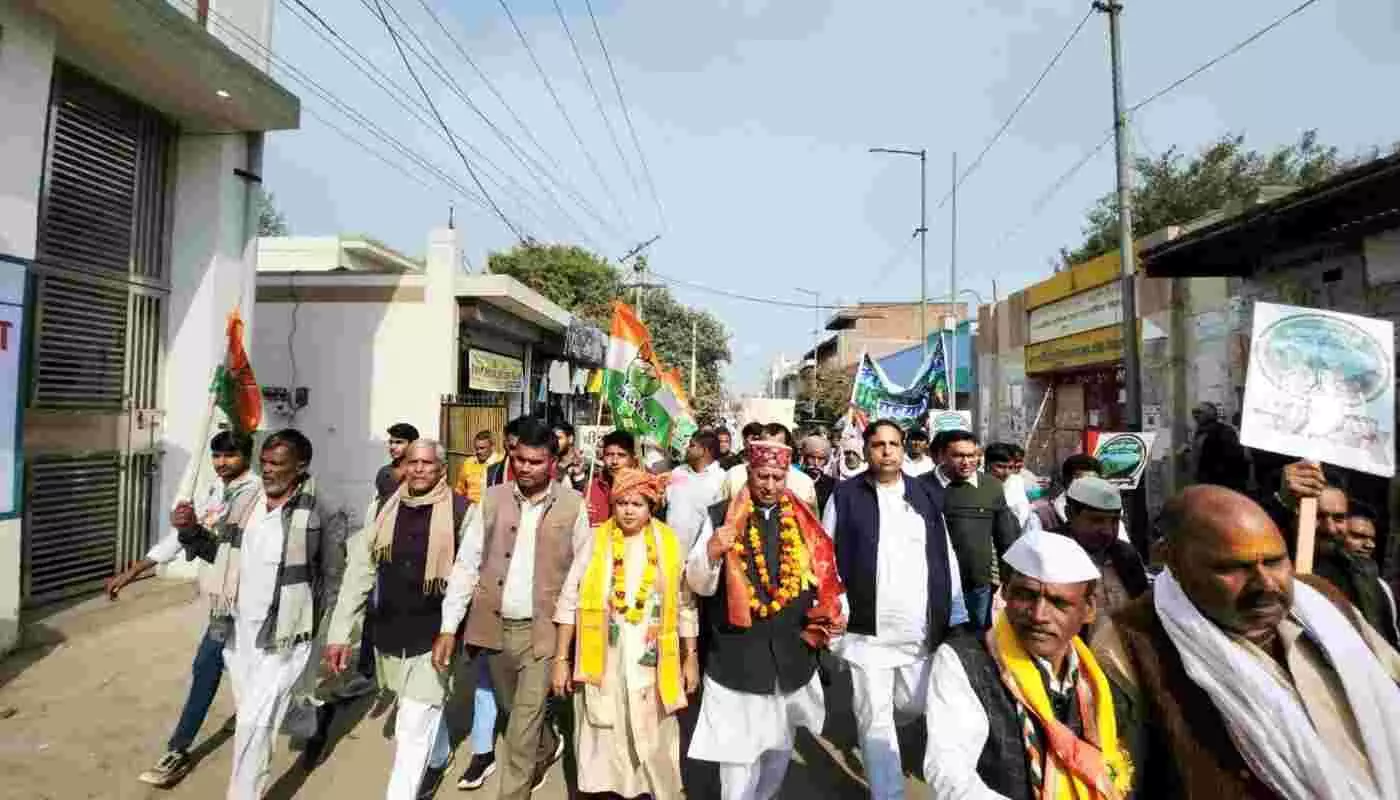 डीग: अरावली संरक्षण को लेकर कांग्रेस का जनआंदोलन, धरना-प्रदर्शन और पैदल मार्च से गूंजा शहर