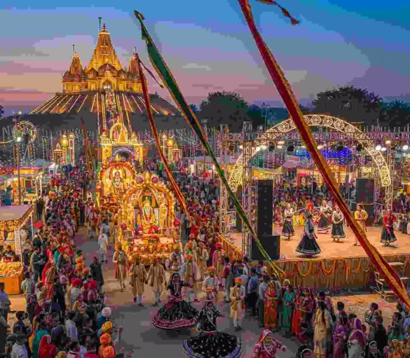 हनुमानगढ़ में गोगामेड़ी नववर्ष मेले की भव्य तैयारियां, 30-31 दिसंबर को होंगे धार्मिक और सांस्कृतिक कार्यक्रम हनुमानगढ़ में गोगामेड़ी नववर्ष मेले की भव्य तैयारियां, 30-31 दिसंबर को होंगे धार्मिक और सांस्कृतिक कार्यक्रम