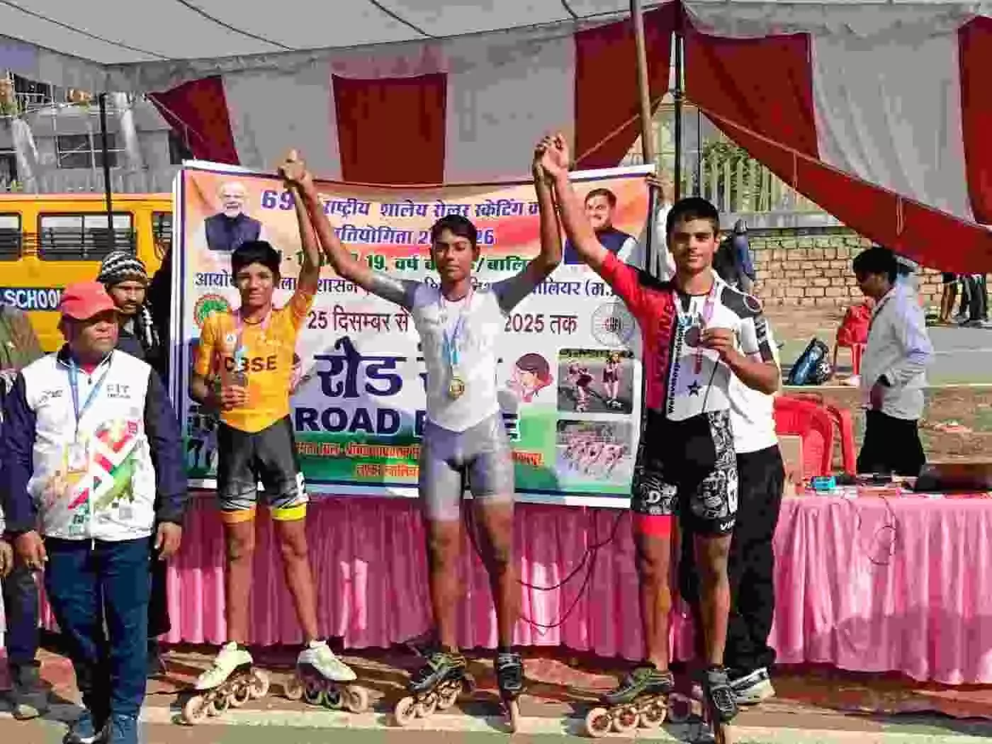 नोहर के आयुष ने राष्ट्रीय स्कूल रोलर स्केटिंग प्रतियोगिता में रजत पदक जीतकर गांव का नाम किया रोशन नोहर के आयुष ने राष्ट्रीय स्कूल रोलर स्केटिंग प्रतियोगिता में रजत पदक जीतकर गांव का नाम किया रोशन