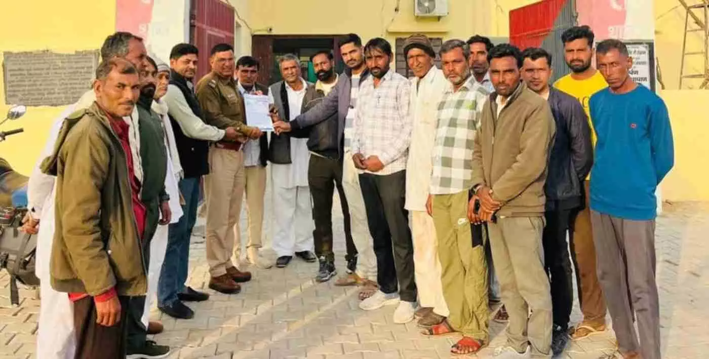 नोहर: खुईया गांव में बढ़ती चोरी के खिलाफ ग्रामीणों ने पुलिस को सौंपा ज्ञापन