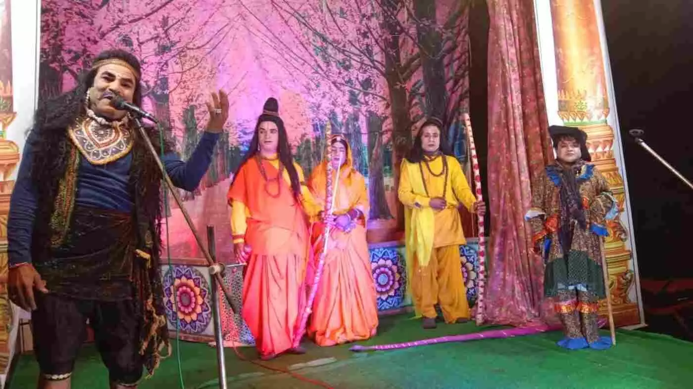 आकोला में नौ दिवसीय रामलीला का रंगारंग मंचन, केवट प्रसंग ने खींचा दर्शकों का ध्यान आकोला में नौ दिवसीय रामलीला का रंगारंग मंचन, केवट प्रसंग ने खींचा दर्शकों का ध्यान
