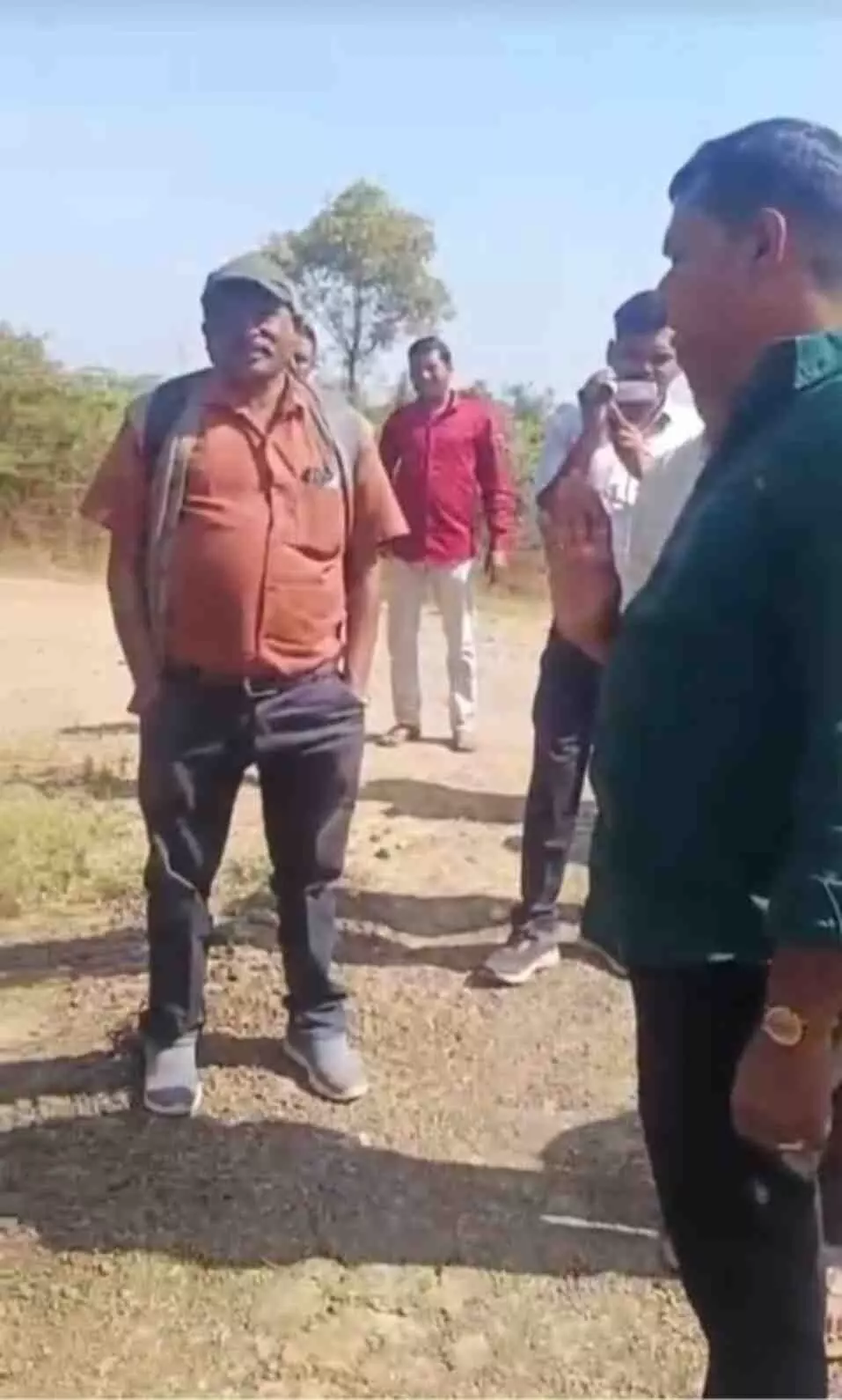 चंद्रपुर: दालमिया सीमेंट के कथित अन्याय के खिलाफ गांव वालों के साथ खड़े हुए नितिन बावणे, प्रशासन को करनी पड़ी मध्यस्थता चंद्रपुर: दालमिया सीमेंट के कथित अन्याय के खिलाफ गांव वालों के साथ खड़े हुए नितिन बावणे, प्रशासन को करनी पड़ी मध्यस्थता