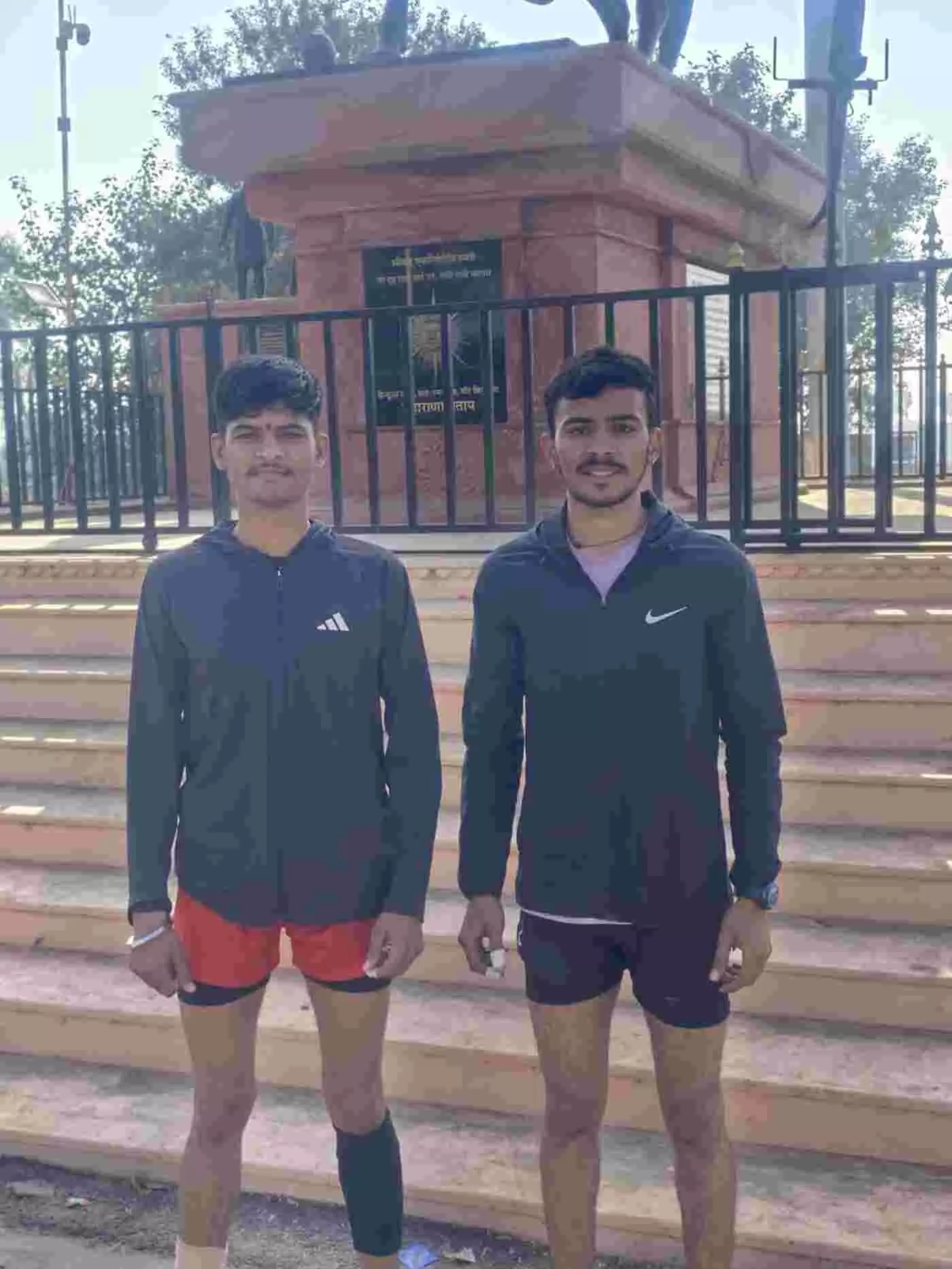 आकोला: महिपाल सिंह के आर्मी अग्निवीर चयन पर भाई शंकर सिंह ने 45 किलोमीटर दौड़ कर पूरी की प्रतिज्ञा आकोला: महिपाल सिंह के आर्मी अग्निवीर चयन पर भाई शंकर सिंह ने 45 किलोमीटर दौड़ कर पूरी की प्रतिज्ञा