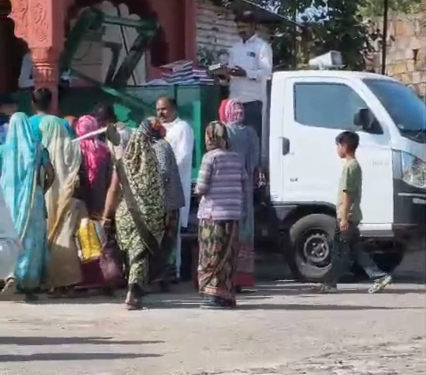 झालरापाटन में कचरा वाहन से भोजन वितरण, वसुंधरा राजे कार्यक्रम की छवि प्रभावित झालरापाटन में कचरा वाहन से भोजन वितरण, वसुंधरा राजे कार्यक्रम की छवि प्रभावित